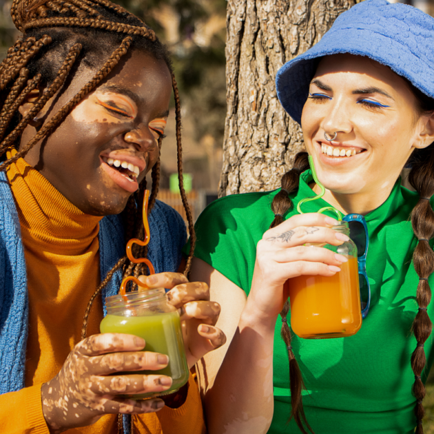two women on a date drinking fresh juices