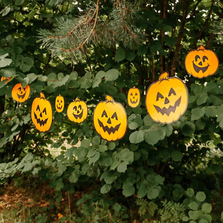 14 Easy DIY Halloween Garland Ideas Using Materials From Home - Sustain ...